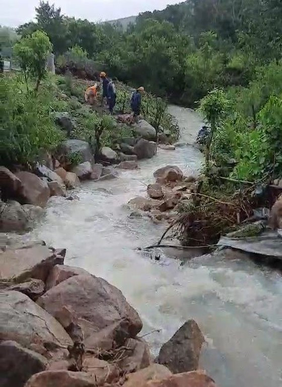 Vị trí nơi xảy ra tai nạn khiến 3 cha con tử vong thương tâm. Ảnh: SGGP