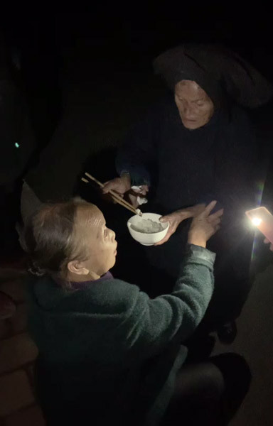 Mẹ của Dezliangz đút cơm cho cô khi cô trở về nhà ở huyện Qinglong, tỉnh Quý Châu, tháng 9 năm 2020