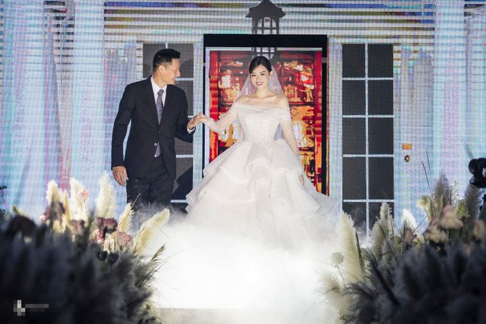 Tường San được bố dắt tay vào lễ đường.