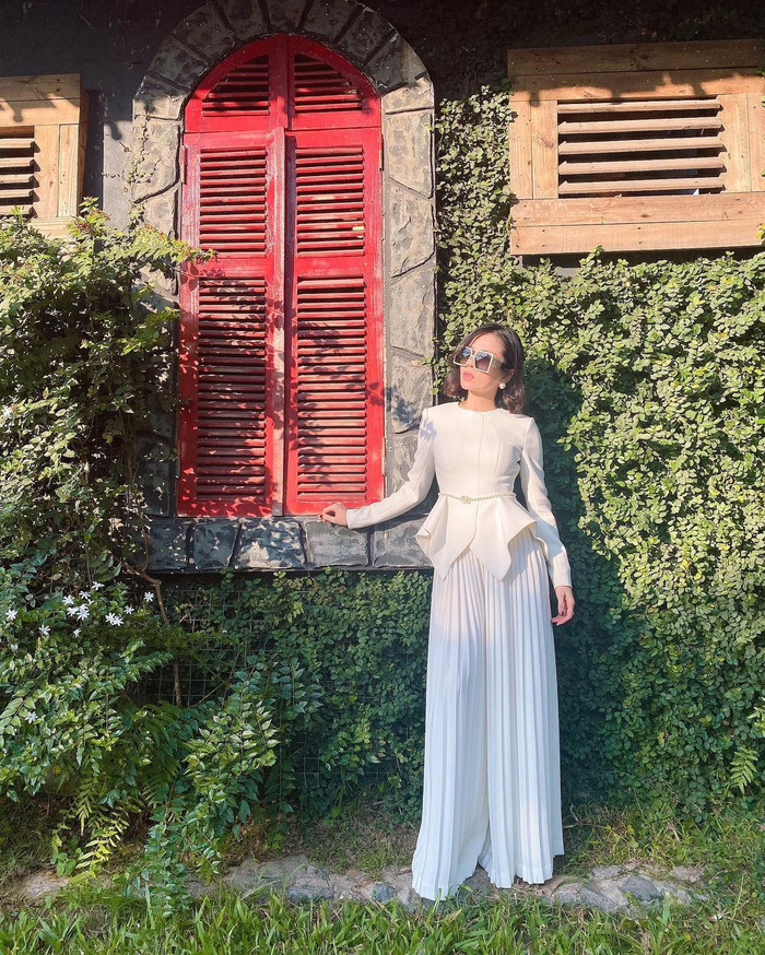 Mới đây, trên trang cá nhân, Lệ Quyên đã đăng ảnh khoe set đồ ngọt ngào, tôn dáng cùng tông màu trắng tinh khôi. bên cạnh bộ cánh được may đo rất khéo, nhiều người còn nhận ra cách phối đồ hay ho đã giúp nữ ca sĩ rất nhiều. 