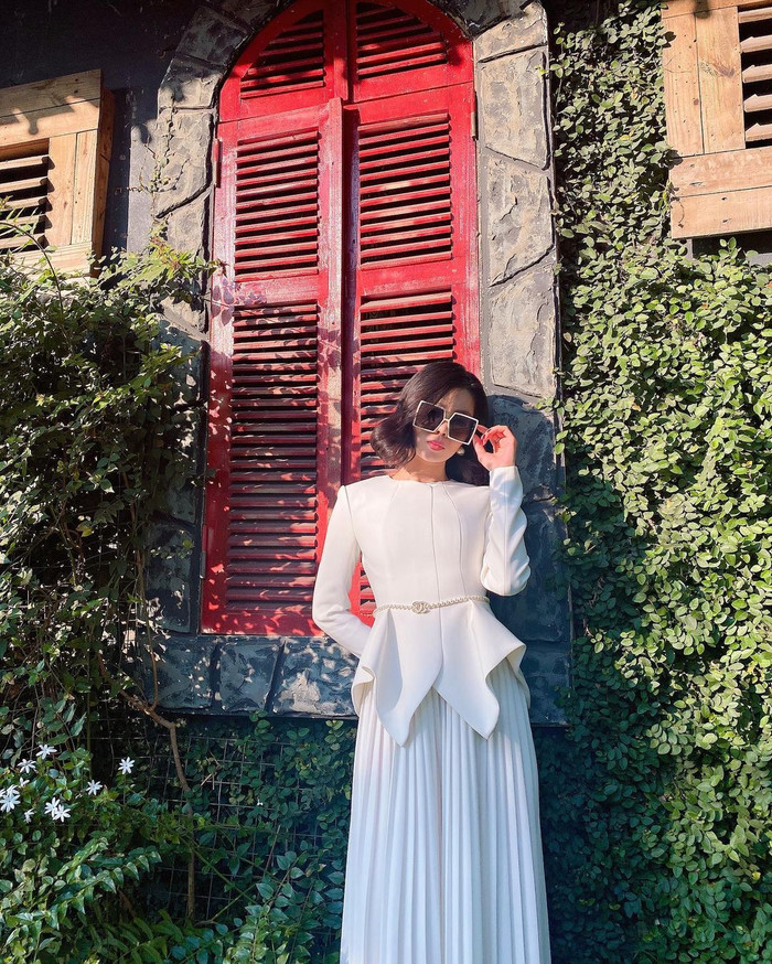 Đó là việc mặc trang phục theo cả cây màu trắng từ áo đến váy, điều này khiến cơ thể không bị phân khúc, tôn chiều cao.