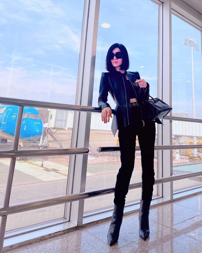 Kiểu phối trang phục tone sur tone thường xuyên được Lệ Quyên áp dụng cho nhiều set đồ với các thể loại phong cách khác nhau, từ ngọt ngào, sang trọng đến cá tính...