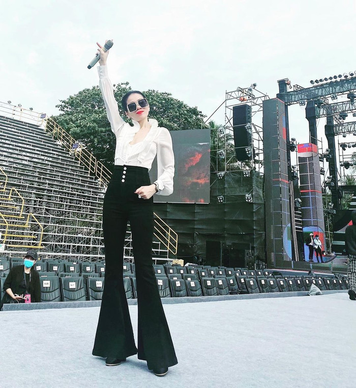 Trên sân khấu tổng duyệt, cô cũng nhiều lần chọn mặc dạng đồ này. 