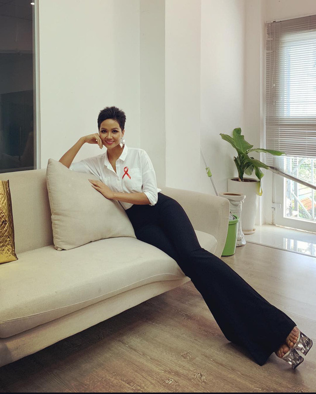 Cận cảnh đôi chân dài bất tận của H'Hen Niê... 