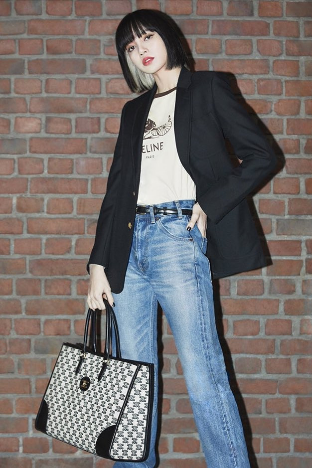 Những hình ảnh mới nhất của Lisa Black Pink khi quảng bá tiếp cho dòng túi mới của hãng mà cô làm đại sứ toàn cầu&nbsp;