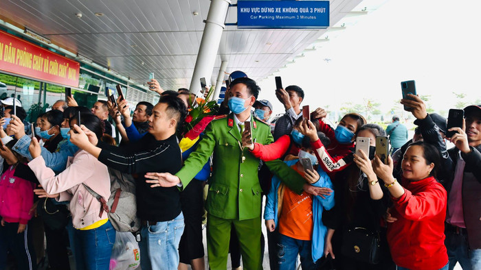 'Biển người' Thanh Hóa đổ xô đến đón mừng Tân hoa hậu Đỗ Thị Hà: Ngày trở về mang theo niềm tự hào lớn Ảnh 5