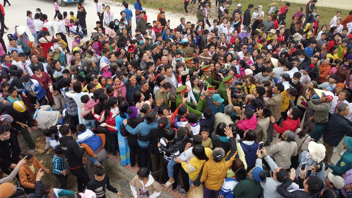 'Biển người' Thanh Hóa đổ xô đến đón mừng Tân hoa hậu Đỗ Thị Hà: Ngày trở về mang theo niềm tự hào lớn Ảnh 7