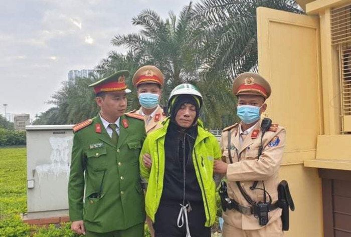 Đối tượng cướp giật bị công an khống chế.