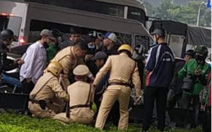 Bắt tên cướp cầm dao và gậy ba khúc tấn công người truy đuổi ngay giữa ban ngày Ảnh 2