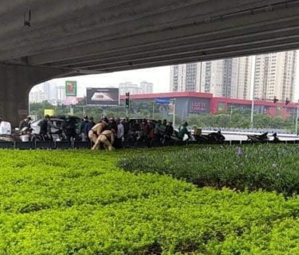 Bắt tên cướp cầm dao và gậy ba khúc tấn công người truy đuổi ngay giữa ban ngày Ảnh 3