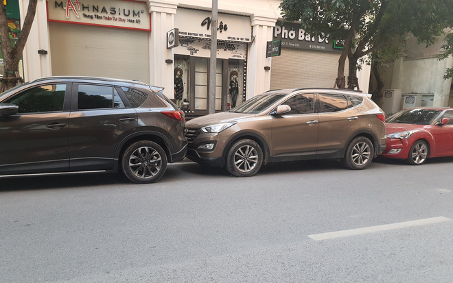 Đỗ xe thiếu ý thức ngay trước cửa hàng thời trang suốt 24 tiếng, tài xế nhận về cái kết 'cực nhọ' Ảnh 2