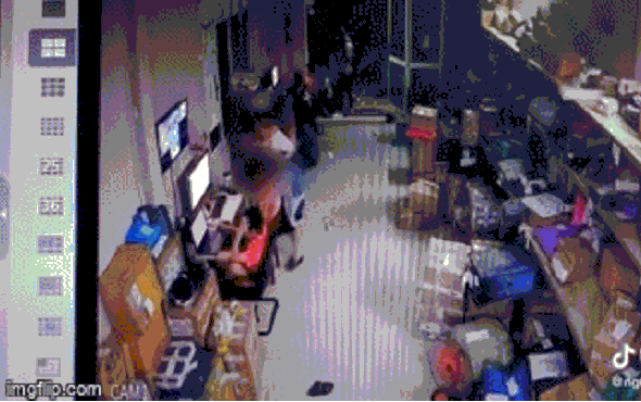 Camera ghi lại cảnh cô gái trẻ sát hại bạn trai khiến người xung quanh hoảng sợ Ảnh 2