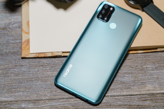 Mặt lưng máy có thiết kế cong vát về hai bên sườn để giảm độ cấn tay cho người dùng trong quá trình cầm nắm. Người dùng còn có cảm biến vân tay được tích hợp ở đây.