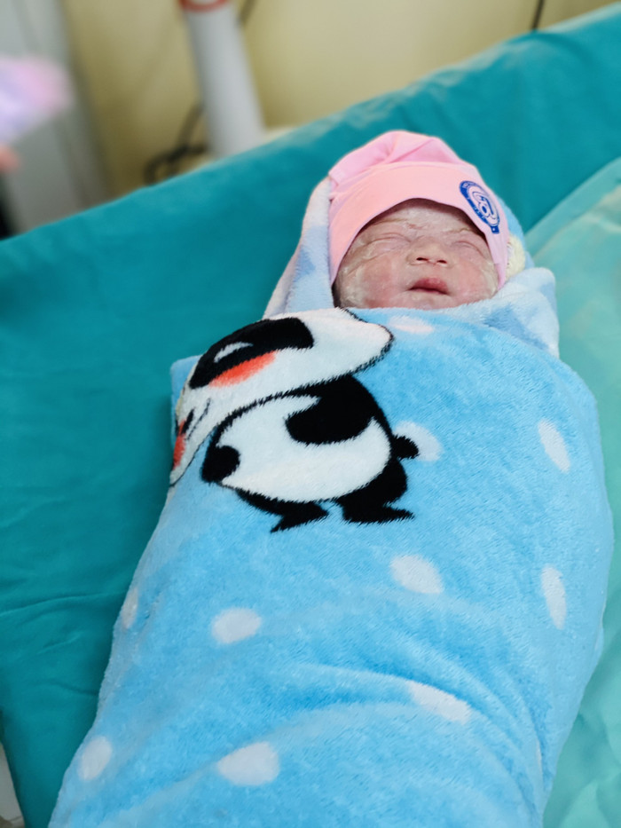 Bé gái xinh xắn chào đời nặng 2,7kg trong niềm hạnh phúc của người thân.