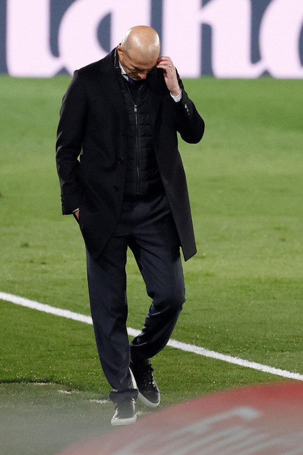 HLV Zidane bất lực khi Real Madrid lún sâu vào khủng hoảng.