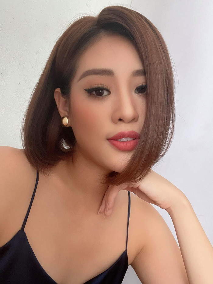Vừa mới thông báo lên 'dây cót' cho chặng đường nước rút Miss Universe, Khánh Vân 'đánh úp' fan hâm mộ bằng mái tóc ngắn không thể ngờ. 