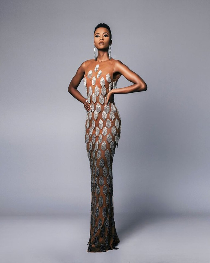 Zozibini Tunzi từng diện chiếc váy lấy ý tưởng từ mỏ tài nguyên khoáng chất dồi dào của Nam Phi (Kim cương). Điểm nhấn thú vị là những viên kim cương đính trên thân áo. Được biết Nam Phi là quốc gia có mỏ kim cương khổng lồ nên việc mỹ nhân này muốn mang sự giàu có này đến với quốc tế là việc làm quảng bá đất nước thông minh.