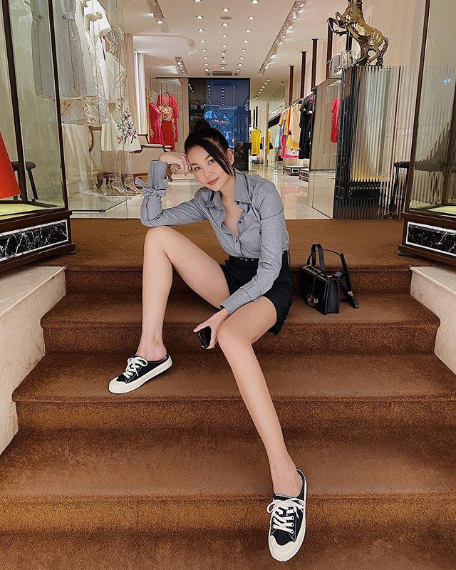 Siêu mẫu hàng đầu Việt Nam có đôi chân dài thẳng tắp, không tì vết và cân đối thế nên cho đến tận bây giờ cô vẫn là nàng mẫu được săn đón nhất tại làng mốt Việt&nbsp;