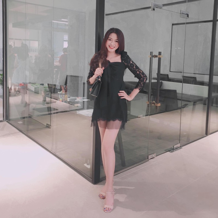 Thậm chí trong trang phục hàng ngày, biết ưu điểm của mình nên Đỗ Thị Hà cũng rất tích cực diện váy ngắn để khoe trọn cực phẩm của mình&nbsp;