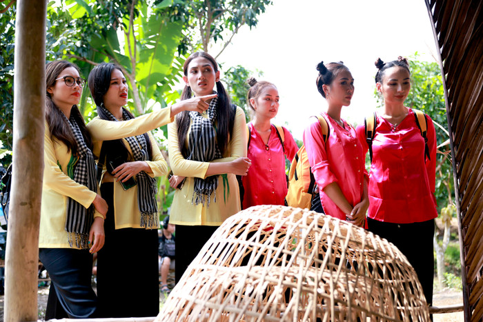 ... và Kim Duyên khó chịu ra mặt trước cách chơi của đội Nón lá.