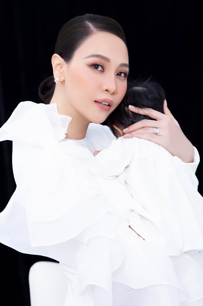 Về phía Đàm Thu Trang, cô cũng nhanh chóng lấy lại vóc dáng sau sinh, nhan sắc ngày càng thăng hạng