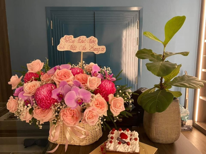 Lẵng hoa to được đề tặng do Subeo gửi 'mẹ Trang'