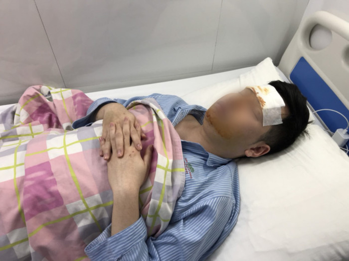 Anh T. phải nằm viện sau thương tích trên cơ thể.