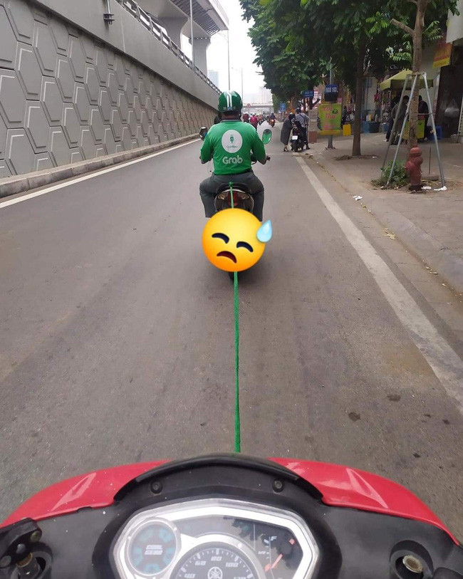 Chàng trai được bác xe ôm kéo giúp chiếc xe hết xăng, nhưng màn 'lật ngửa tình huống' mới gây bất ngờ Ảnh 4