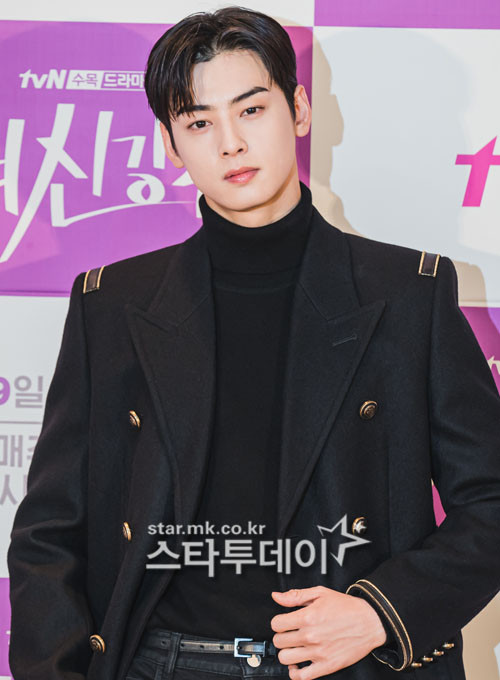 Phong thái lịch lãm, quyến rũ.