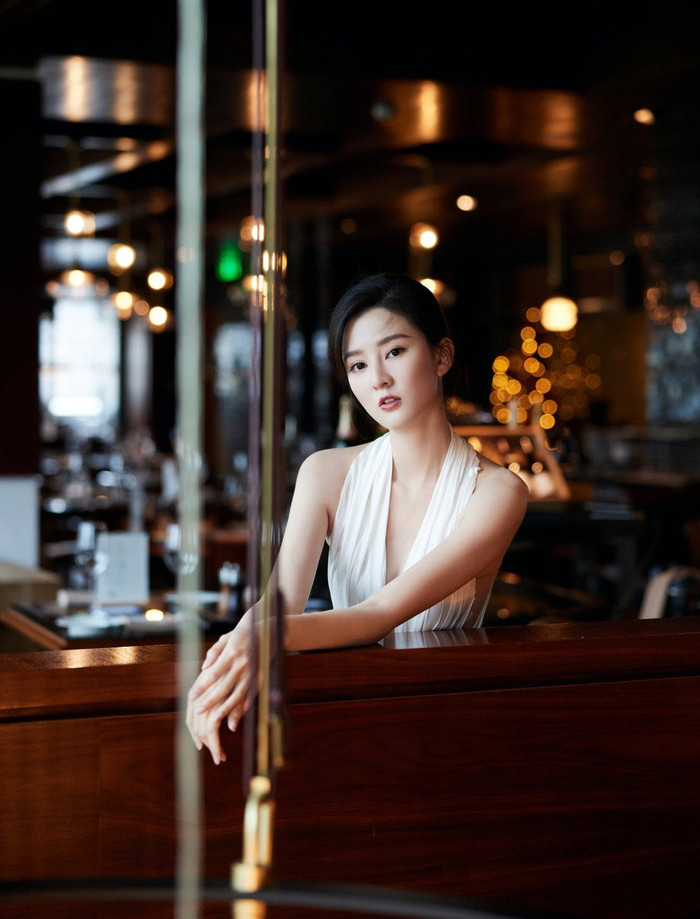 Kiều Hân tựa nàng thơ.