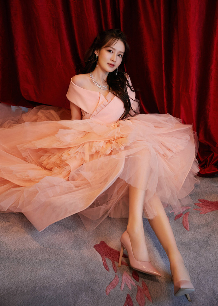 Nở nụ cười mỉm ấm áp.
