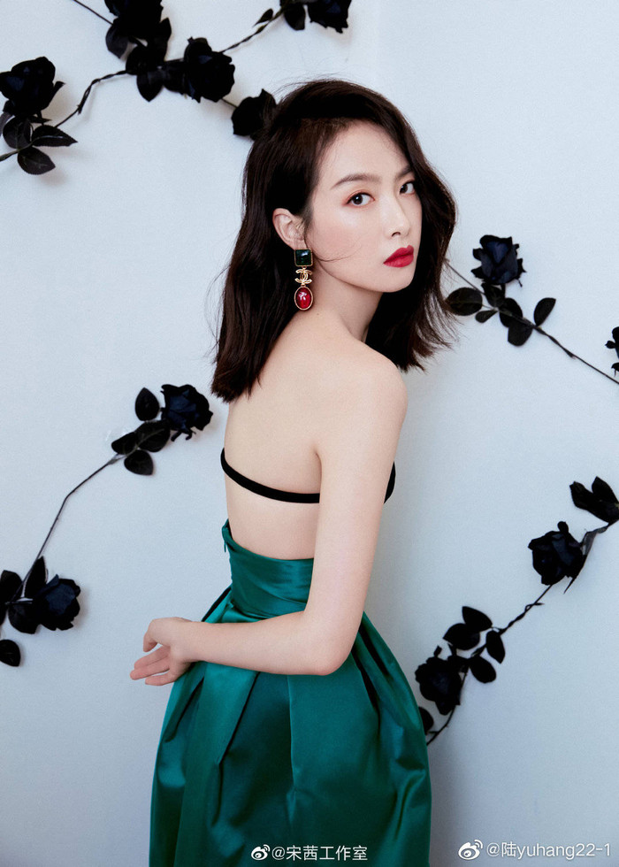Khoe lưng trần gợi cảm.