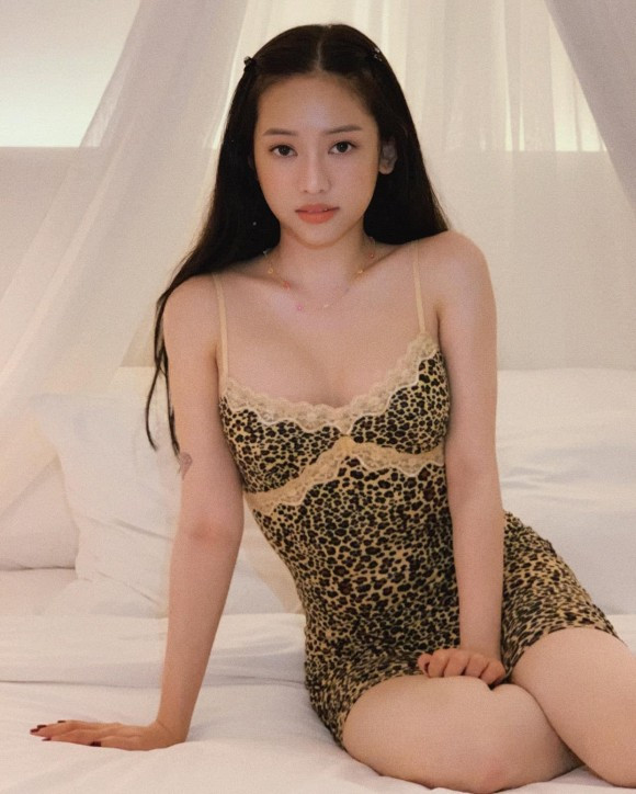 Tuy nhiên vẫn có một số ý kiến cho rằng, vì quá lạm dụng thẩm mỹ nên dung nhan hiện tại của 'hot girl Cà Mau' có phần tụt dốc, không còn giữ nét đẹp riêng vốn có