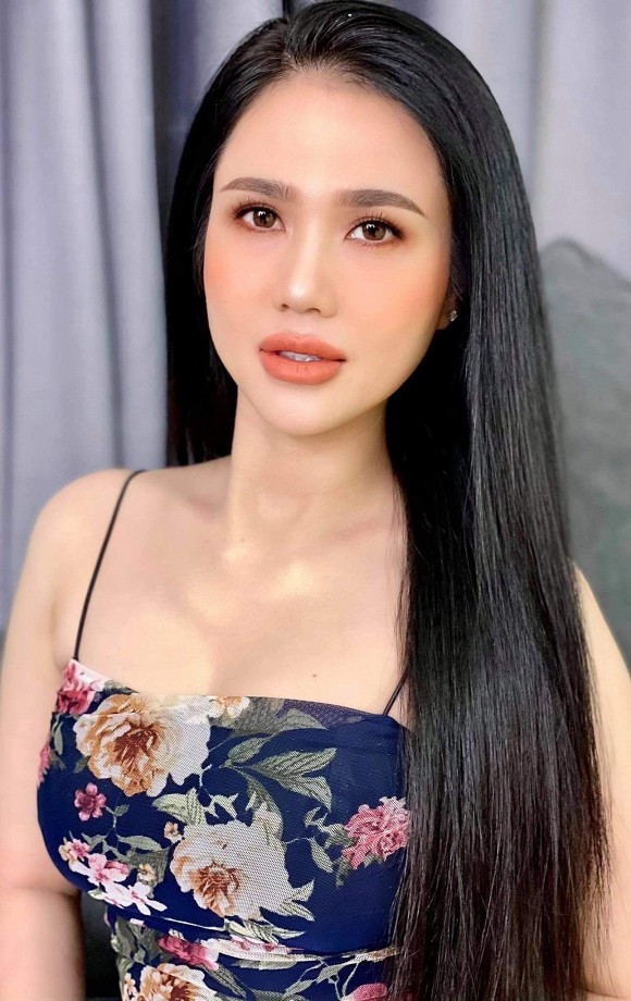 Ngọc Bích đẹp 'hút hồn' trong bộ váy hoa 2 dây. Nhan sắc U40 không đùa được đâu