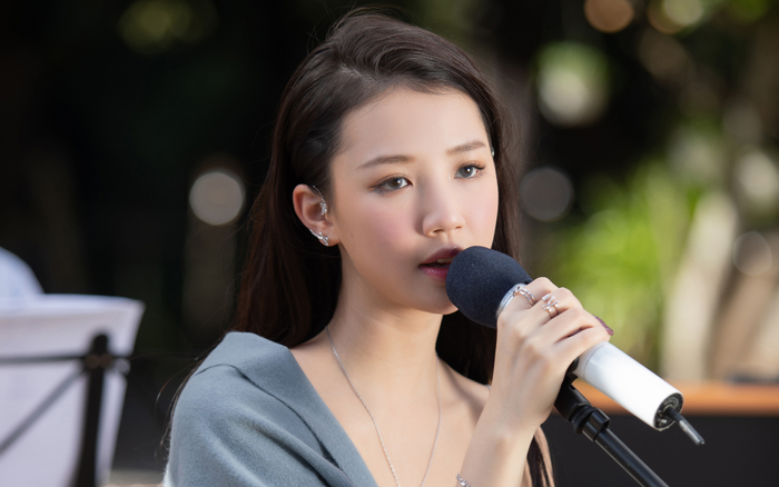 AMEE 'gây thương nhớ' khi nhá hàng câu hát mới trong teaser show âm nhạc dreAMEE Ảnh 2