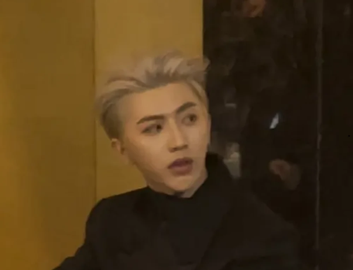 Ở góc nhìn này, tóc của anh chàng trông như bước ra từ hoạt hình.