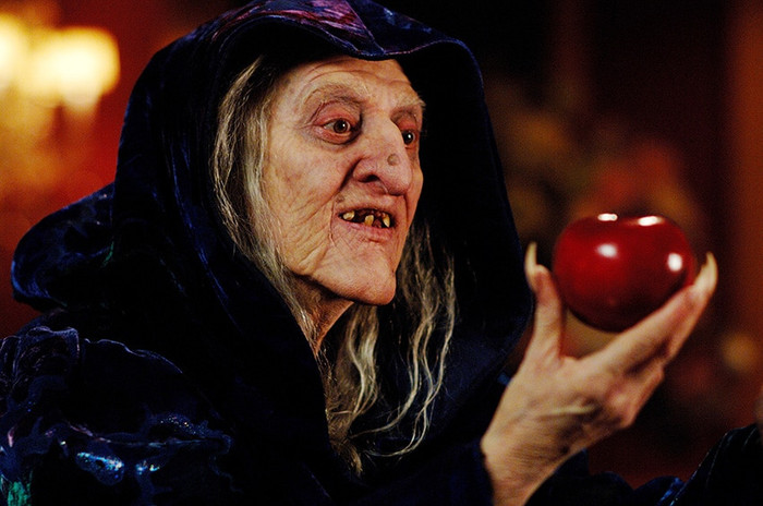 Không ít lần, nam ca sỹ bị ví von trông như phù thủy cũng chỉ vì chiếc cằm kỳ lạ kia.