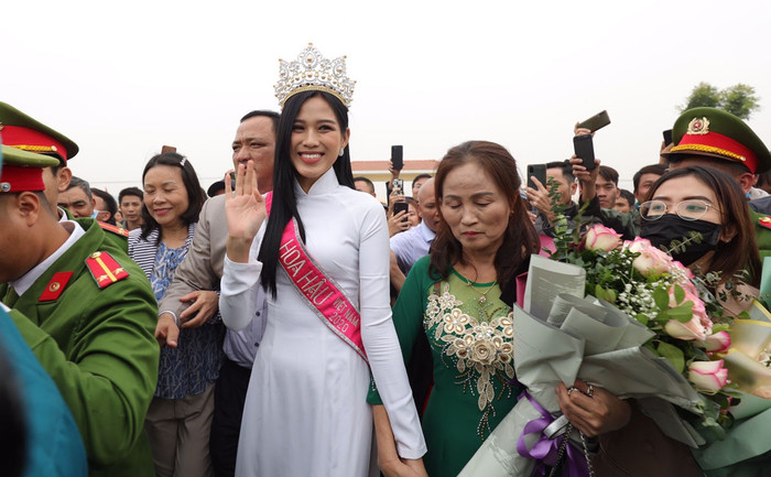 Không váy áo 'lồng lộn', Đỗ Thị Hà, H'Hen Niê vẫn ăn điểm nhờ chọn váy áo thông minh khi trở về quê nhà Ảnh 1