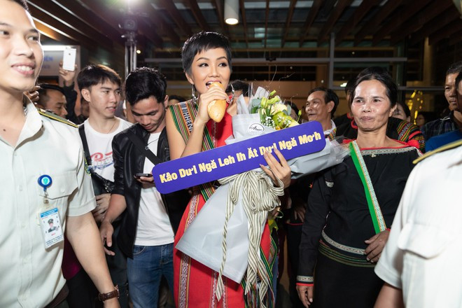 Không váy áo 'lồng lộn', Đỗ Thị Hà, H'Hen Niê vẫn ăn điểm nhờ chọn váy áo thông minh khi trở về quê nhà Ảnh 8