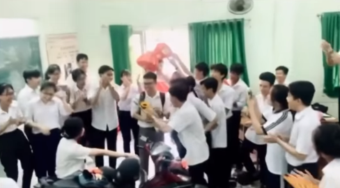 Thầy giáo chỉ biết bật cười trước trò đùa của học trò mình 