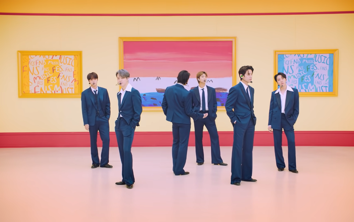 Diễn 'Dynamite' tại Nhật, BTS khoe luôn tài năng nghệ thuật Ảnh 2