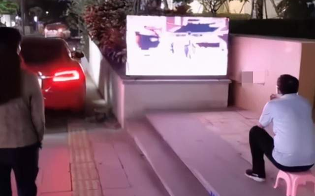 Ông bố mang ghế ra đường xem ti vi, nhiều người tò mò thì hóa ra do bất đồng với vợ về lối giáo dục con Ảnh 2