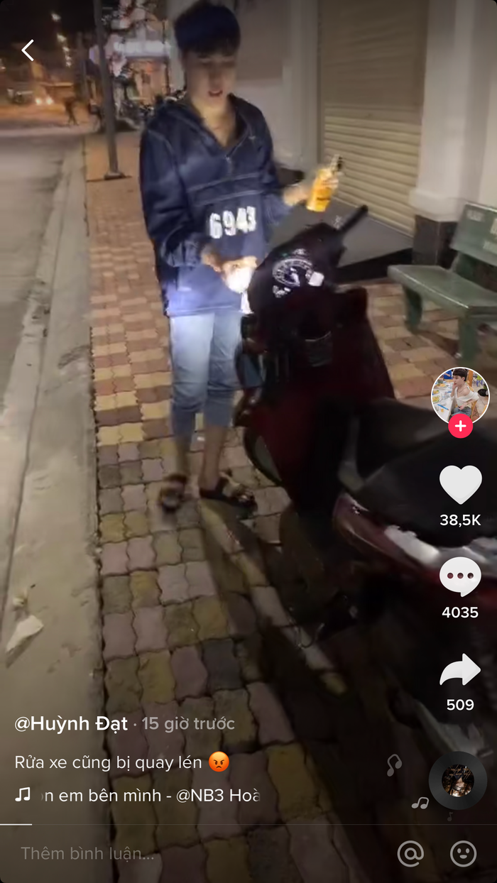 TikToker 'chịu không chịu thì thôi' khiến dân mạng phẫn nộ trước clip rửa xe SH bằng nước hoa Ảnh 7