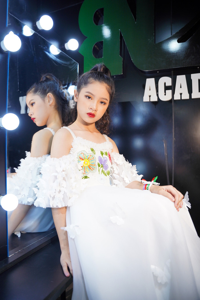 Thần thái mẫu nhí 10 tuổi xứ Nghệ không thể đùa được đâu