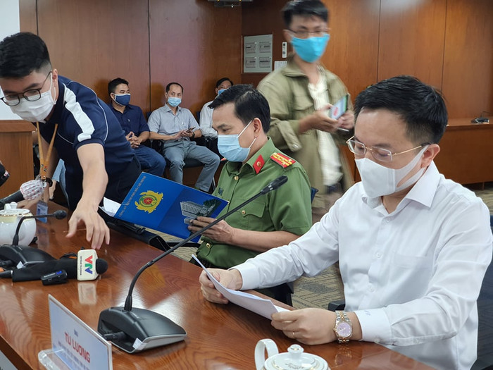 Đại tá Nguyễn Sỹ Quang và Phó Giám đốc Sở TT&TT TP.HCM chủ trì họp báo.