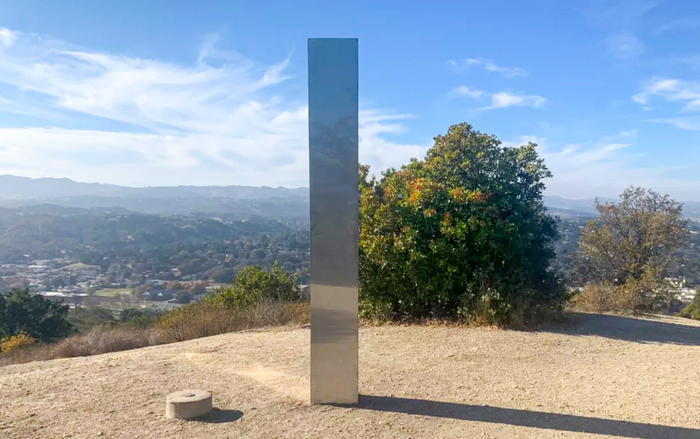 Khối kim loại bí ẩn bất ngờ xuất hiện trên đỉnh núi ở California Ảnh 2