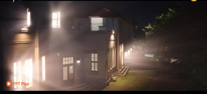 Quá sốc và không kịp phản kháng bà đã bị Imoogi dùng chiếc gương mặt trăng hóa đá 