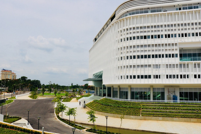 Khuôn viên Nhà văn hóa được phủ xanh, tạo cảm giác thân thiện 