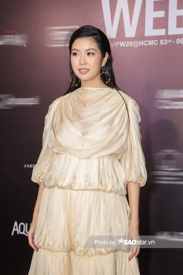 Á hậu Thuý Vân lựa chọn mẫu váy xếp tầng, che kín mọi đường cong. 