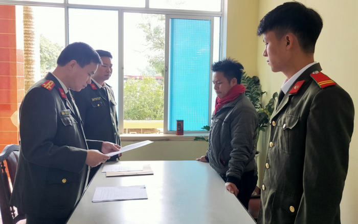 Bị phạt vì không đội mũ bảo hiểm, người đàn ông lên mạng xã hội dọa bắn Trưởng Công an xã Ảnh 2